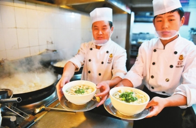 資料圖：廚師烹制的美味葫蘆頭泡饃。來源：西安晚報